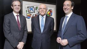 Jordi Gual, Isidre Fainé y Gonzalo Gortázar, el presidente no ejecutivo del grupo, el presidente de la fundación y el consejero delegado de Caixabank, respectivamente.