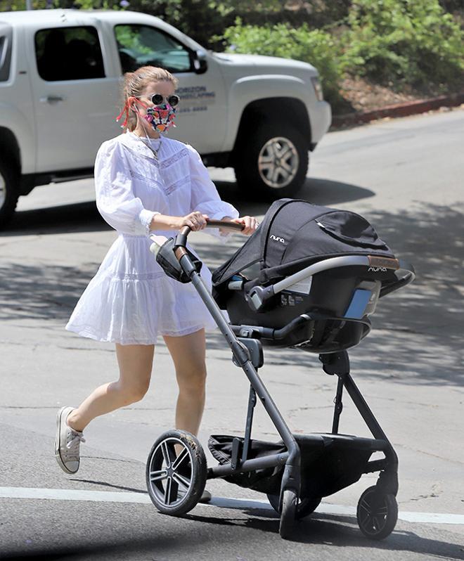 Kate Mara, con vestido blanco y Converse a juego