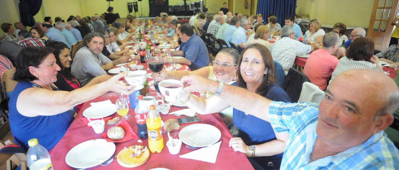 Asistentes a una pasada edición de la comida de la Festa da Vendima de Barrantes.