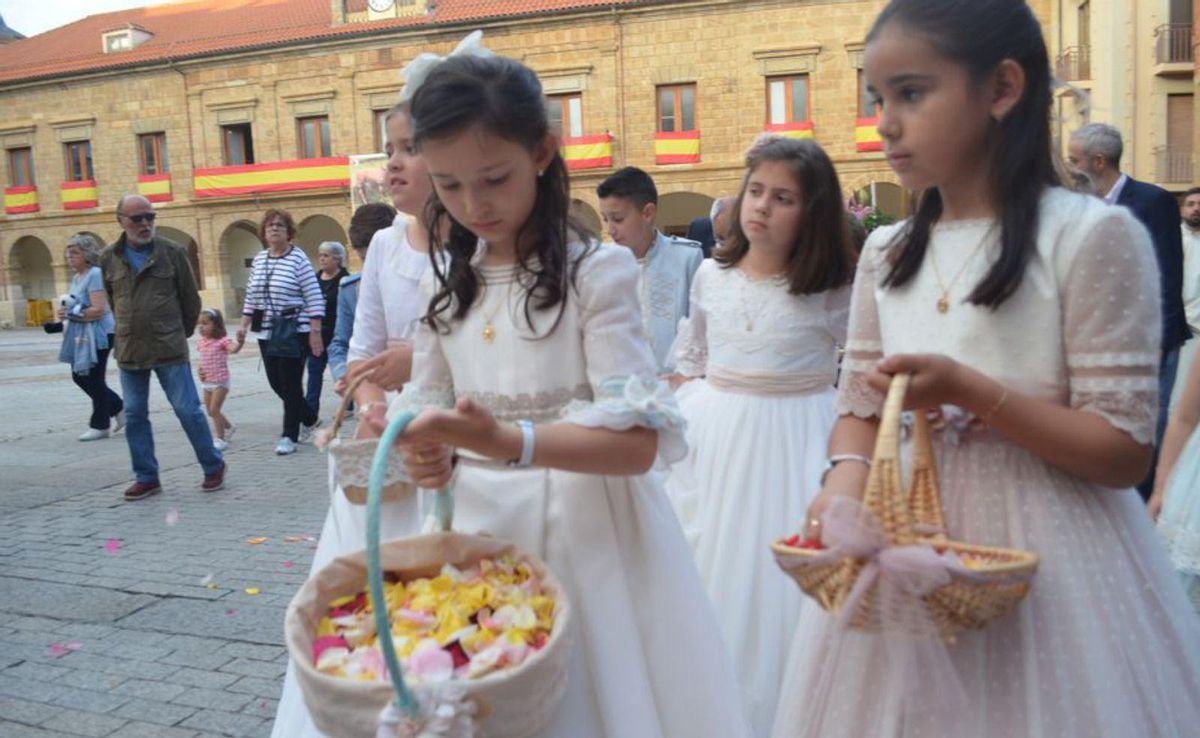 Un camino de rosas abre paso al Corpus