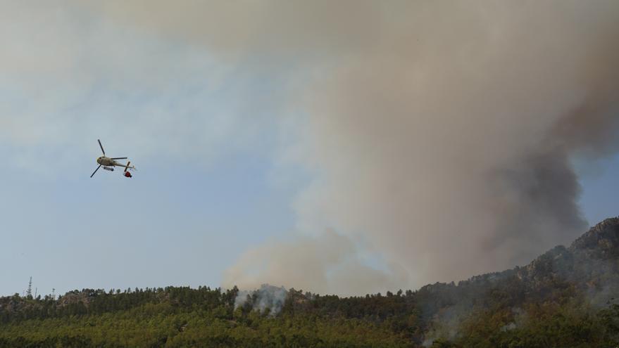 El fuego entra en el parque nacional de Monfragüe y obliga a desalojar a los vecinos