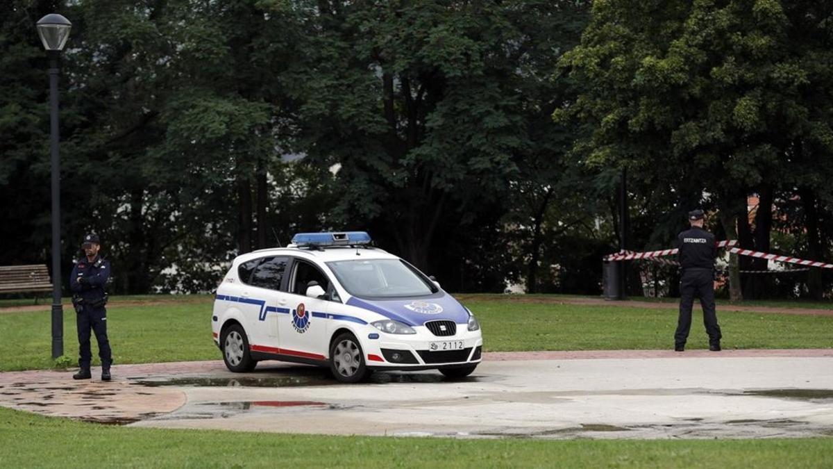 Agentes de la Ertzaintza custodian el parque de Etxebarria, en Bilbao