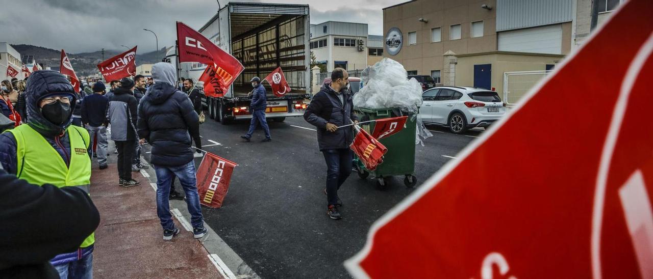 Activistas sindicales impidiendo a un camión realizar una operación de carga en el polígono Alfaç de Ibi. | JUANI RUZ