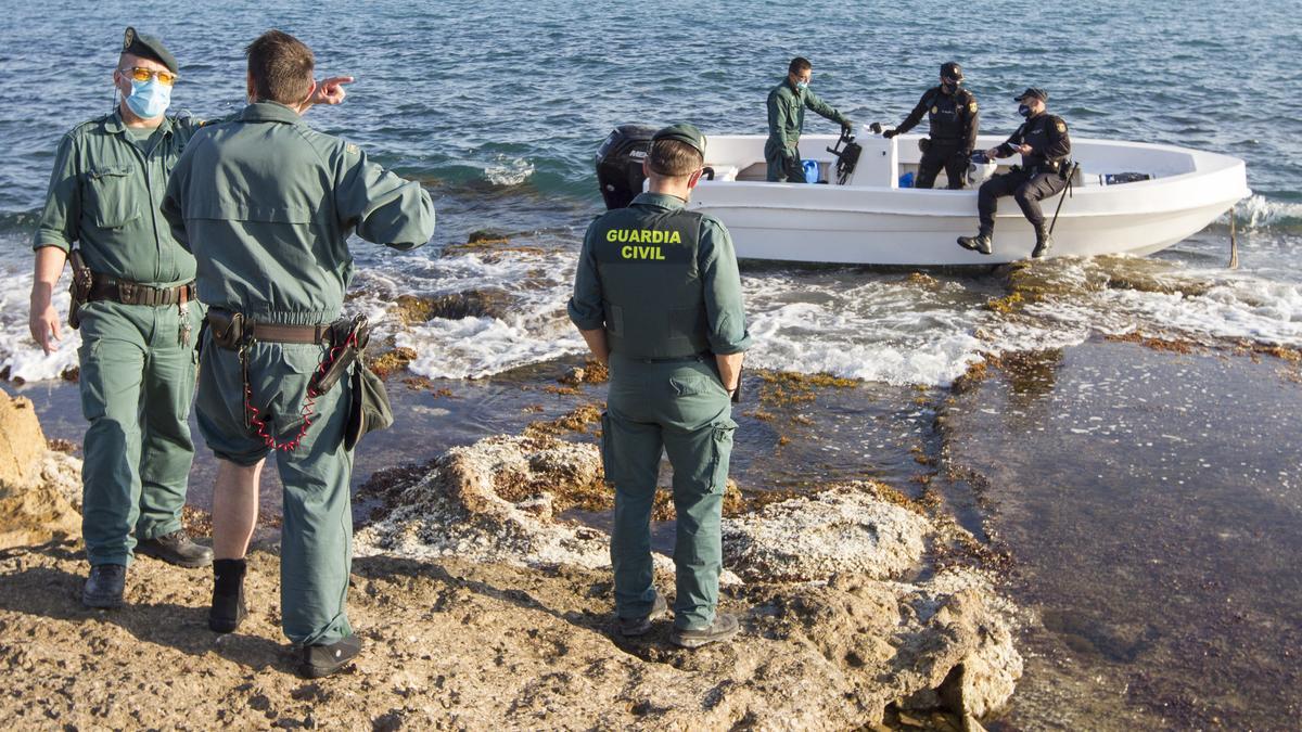 Interceptan a 12 inmigrantes tras llegar en una patera al Cabo de las Huertas