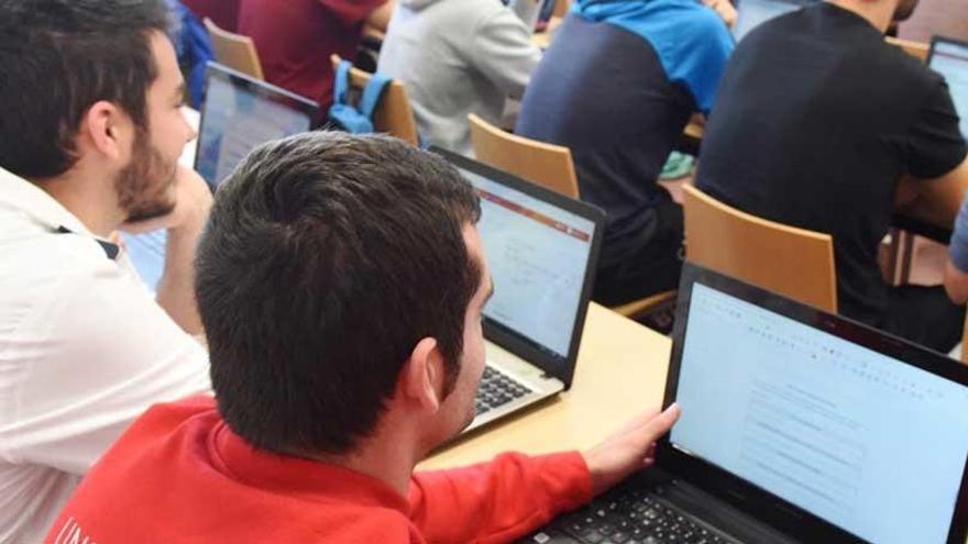 La UMU reparte 100.000 euros en becas a estudiantes con talento