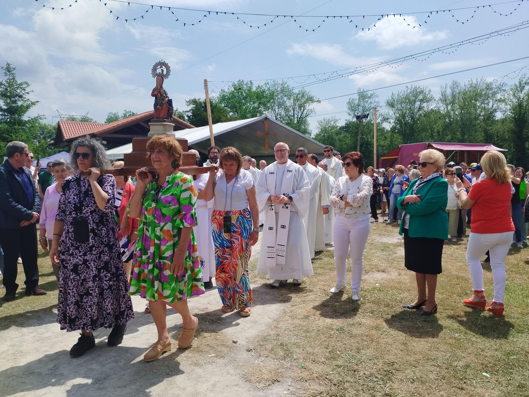 La misa solemne y procesión de la Virgen de la Cabeza en Meres, en imágenes