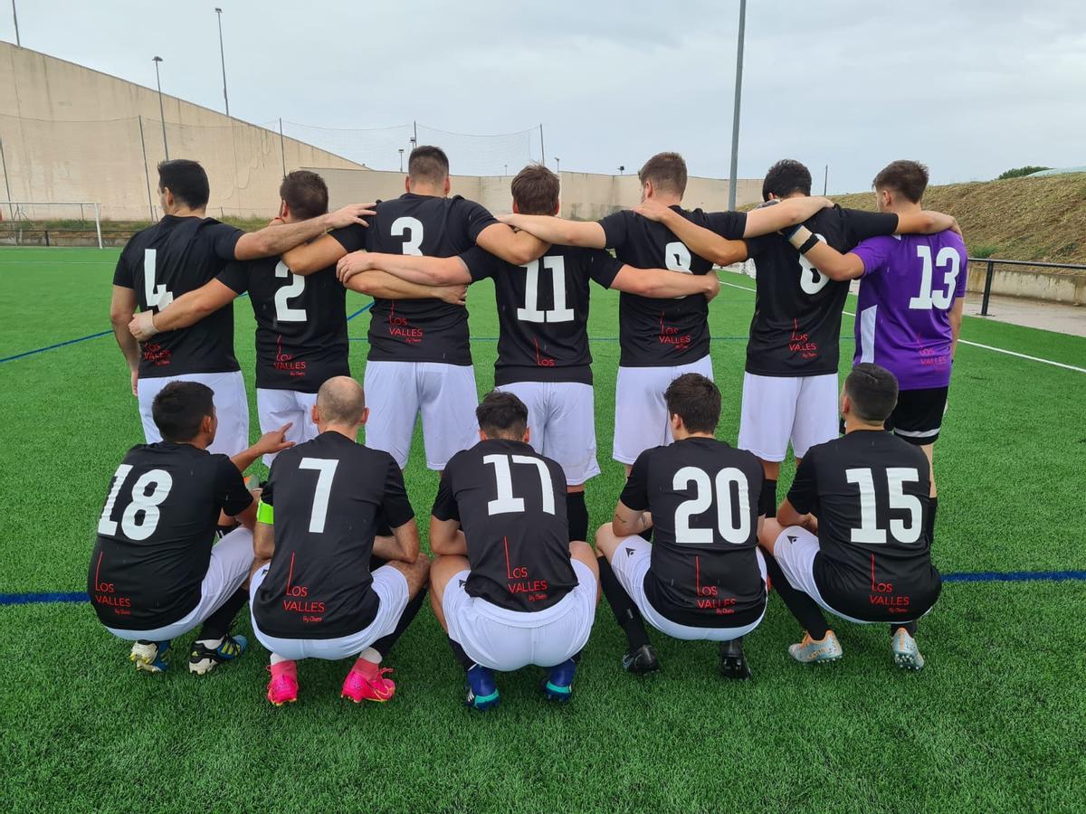 Los jugadores del CD Camarzana y los Valles posan de espaldas a la cámara