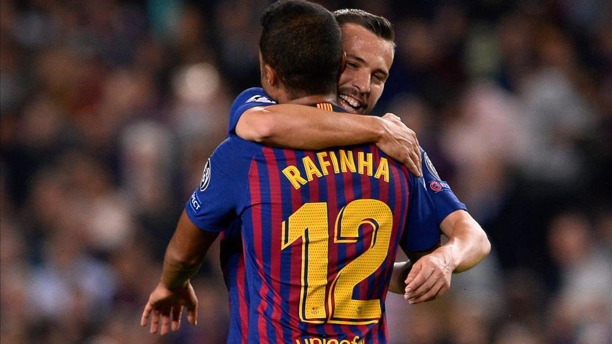 Jordi Alba abraza a Rafinha tras el 1 - 0