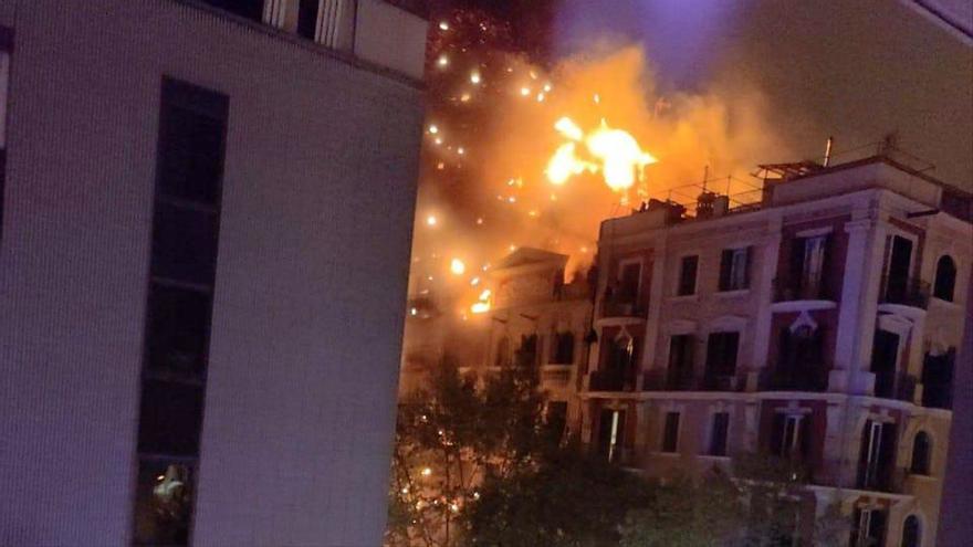 Alguns veïns de l’edifici incendiat a l’Eixample poden tardar mesos a tornar als seus pisos