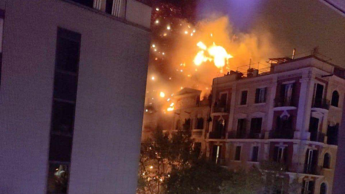 Vídeo: Explota un bar a l'Eixample de Barcelona provocant un violent incendi