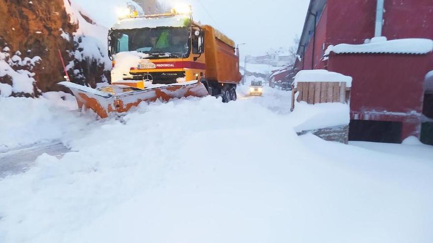 Teruel se afana en limpiar las carreteras antes de las heladas