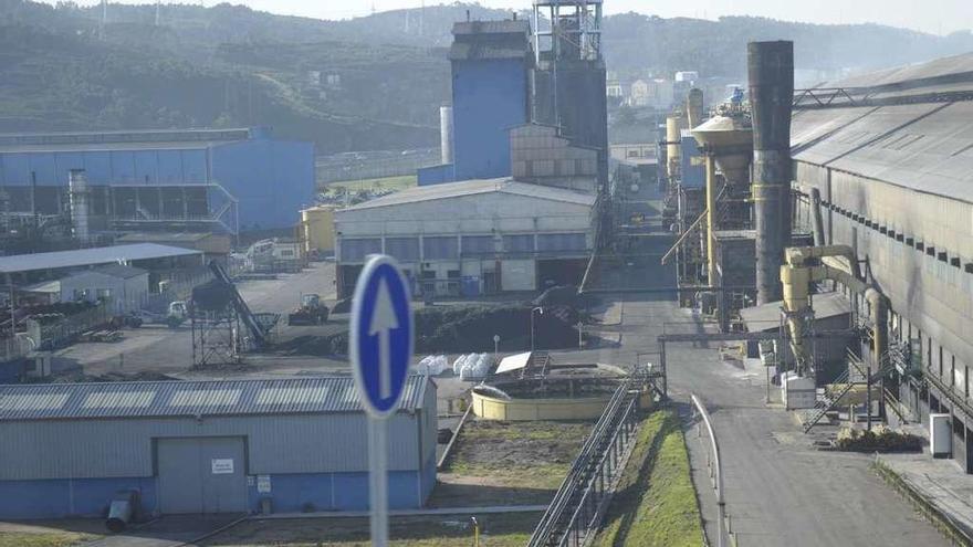 Fábrica de aluminio de A Grela, que la multinacional americana Alcoa acaba de vender al fondo suizo Parter. // Víctor Echave