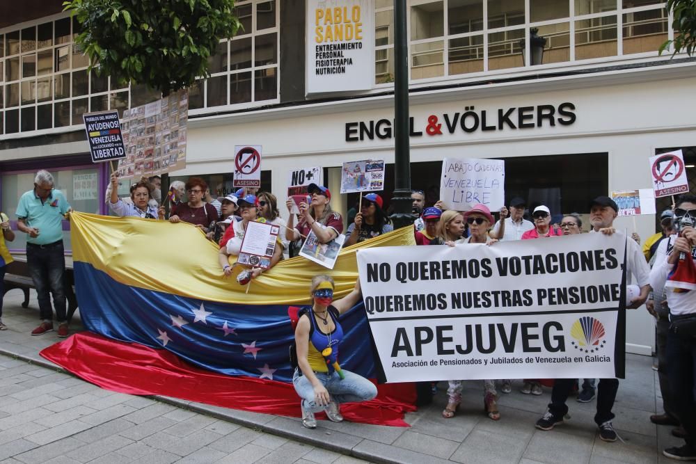 "Venezuela está luchando por su libertad" ha sido una de las consignas que se han leído esta mañana por los pensionistas venezolanos en Vigo.