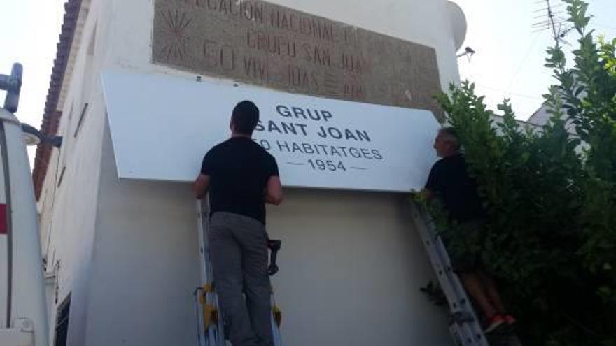 Operaris d&#039;una empresa especialitzada realitzen la instal·lació del nou plafó damunt l&#039;antiga placa.