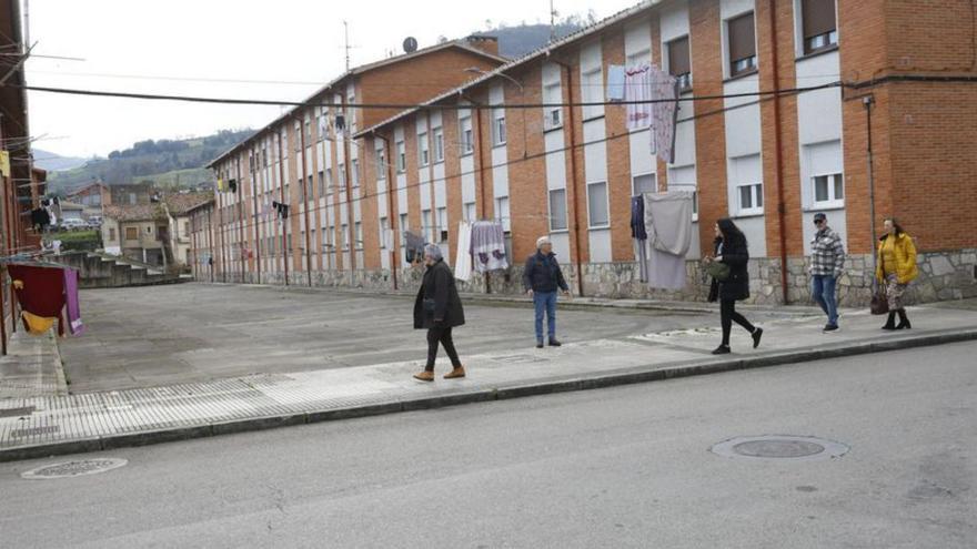 La Camocha ya se plantea patrullas nocturnas por la ola de vandalismo: &quot;La gente tiene miedo a salir de casa para tirar la basura&quot;