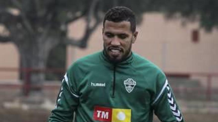 Jonathas tocando el balón en un entrenamiento.