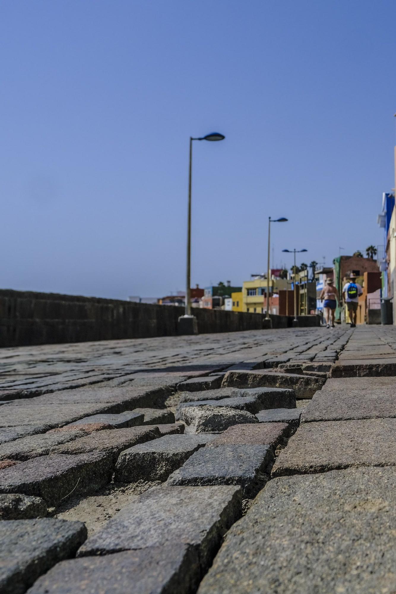 Los vecinos se quejan del pésimo estado del paseo del barrio de San Cristóbal