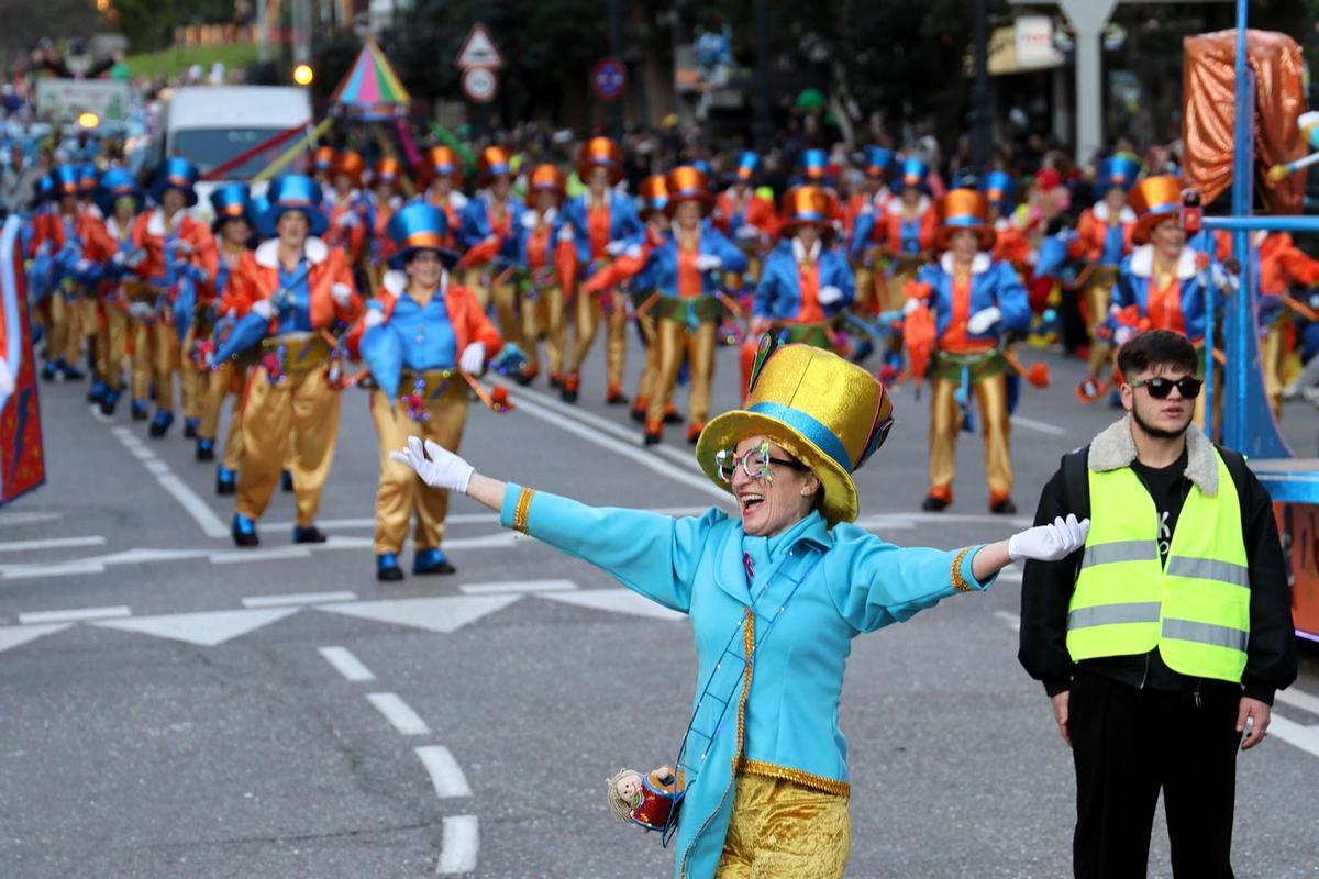 Vigo festeja su Entroido: el desfile de comparsas llena las calles