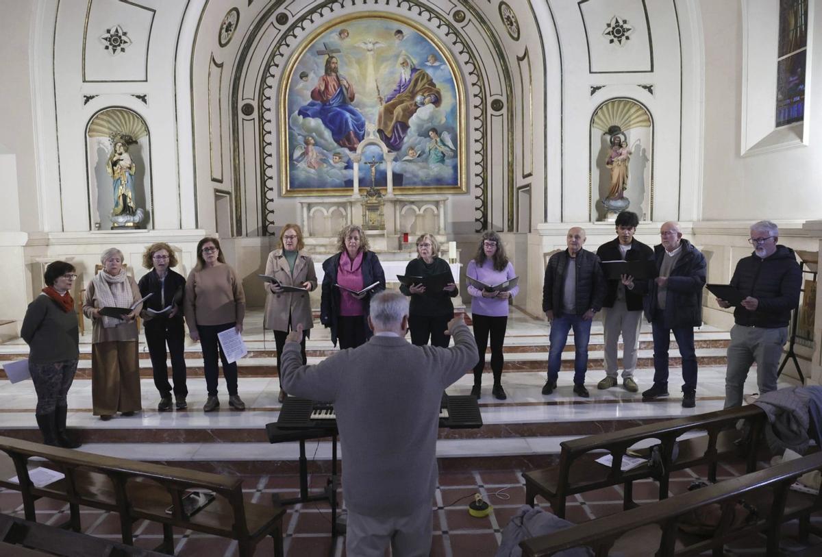 Ensayo en la
en la iglesia de
Las Trinitarias del
Coro de Voces
Graves de Vigo y
del Ensemble
Vocal Ángel Barja.
// Alba Villar