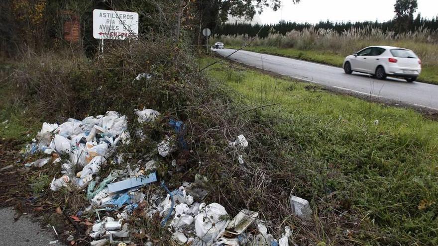 La basura toma las cunetas en la margen derecha de la ría de Avilés