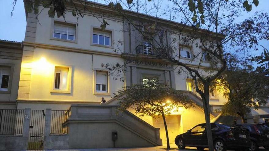 Fachada del Colegio Calvo Sotelo, en Labañou, construido en 1956 y propiedad de la Diputación.