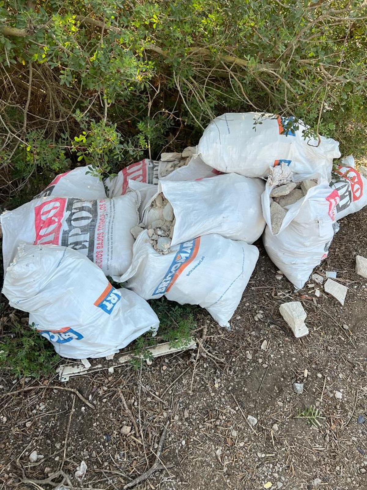 La Policía Local de Llucmajor evita el vertido de más  de 50 sacas con mil kilos de escombros