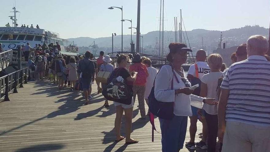 La Favec lleva a Cíes a 1.100 personas en tres días  |  La Federación Vecinal Eduardo Chao celebra estos días sus tradicionales viajes a las Islas Cíes. El jueves fueron 400 mujeres las que se desplazaron al archipiélago vigués y ayer viernes estaban inscritas otras 300. El domingo la jornada está abierta a las familias y se confía en trasladar a otras 400 personas. Los organizadores informan de que aún tienen plazas disponibles. El domingo 25 la entidad organiza otro viaje con 600 plazas y los retomará en julio y septiembre.