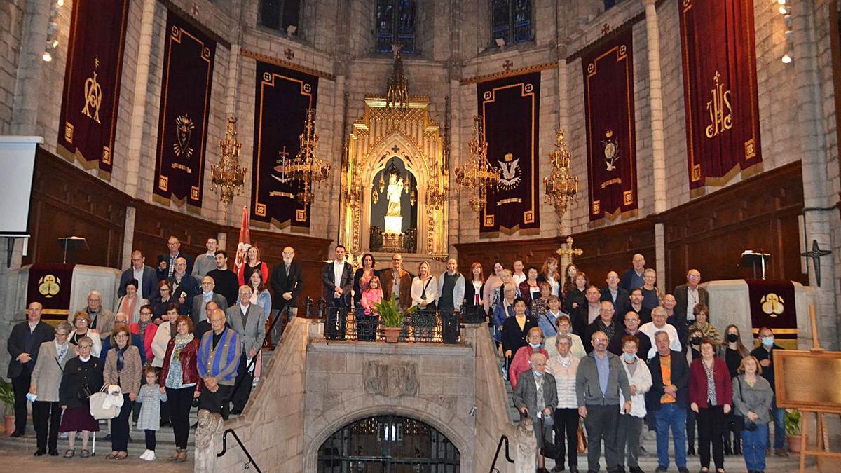 Fotografia de família dels padrins de l’orgue, diumenge, després de la inauguració | JAUME BARBERÀ.