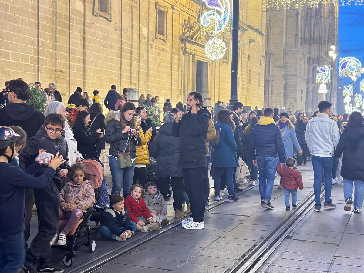 La gente espera al Herlado Real a los pies de la Catedral de Sevilla