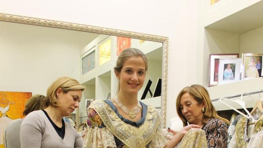 Begoña Jiménez muestra el traje en el taller de Cosas Cucas.