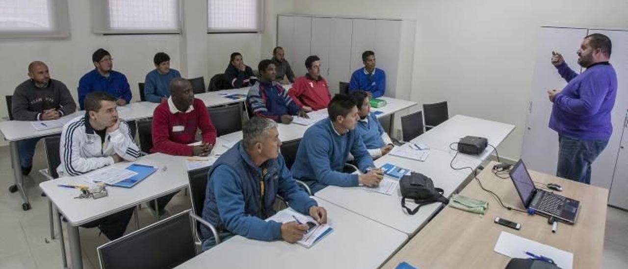 Los alumnos en un curso de prevención de riesgos laborales, que ha comenzado a impartirse hace unos días en el centro de oficios que Coepa tiene en Babel, en Alicante.