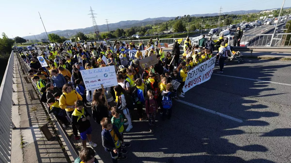 Padres y madres de un colegio junto a la AP7 protestan contra la supresión del bus que les salvaba la ida y salida de clase