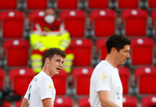 El defensa francés del Bayern Múnich Benjamin Pavard  celebra su segundo gol con el delantero polaco del Bayern Múnich Robert Lewandowski