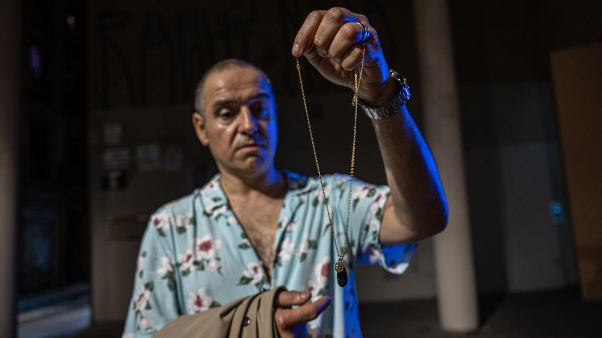 Un hombre muestra un collar recuperado tras sufrir un tirón