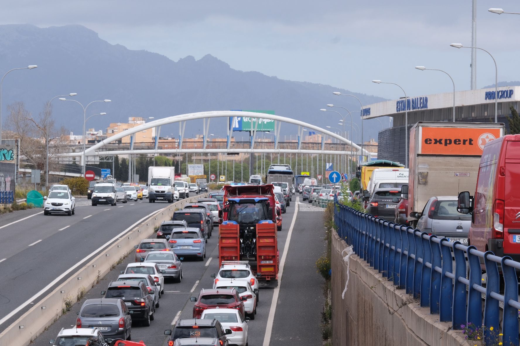 Gran atasco en la Vía de Cintura de Palma a consecuancia de un camión averiado