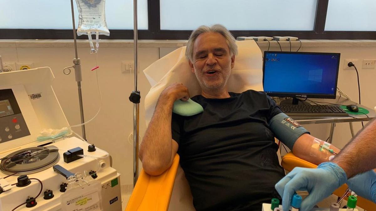 Andrea Bocelli, que superó el covid-19, dona su plasma al hospital de Pisa para la investigación del coronavirus.