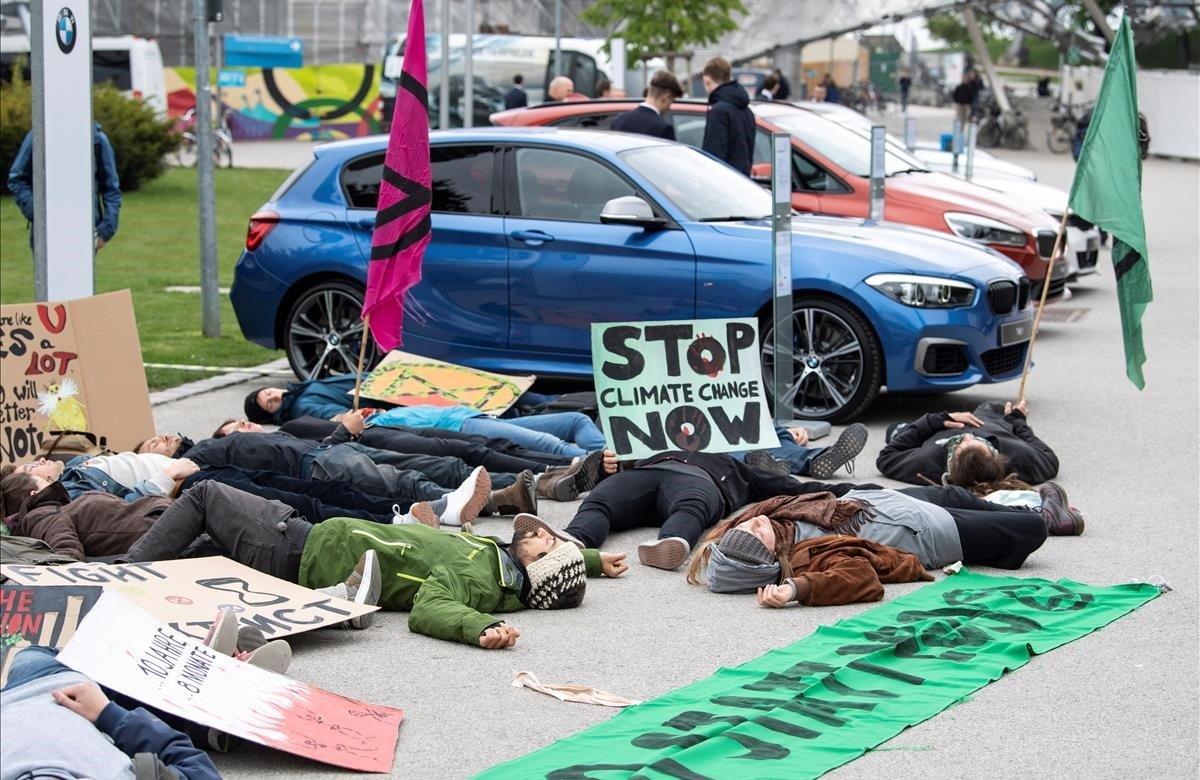 Varios activistas participan en una acción en defensa del medio ambiente en el marco de celebración de la Junta General de Accionistas del fabricante de vehículos BMW en Múnich (Alemania).