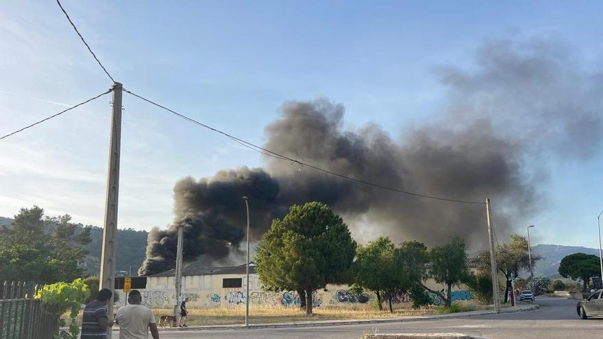 Alarma por un incendio en una nave industrial de Palmanyola que ha causado una gran columna de humo y varias detonaciones