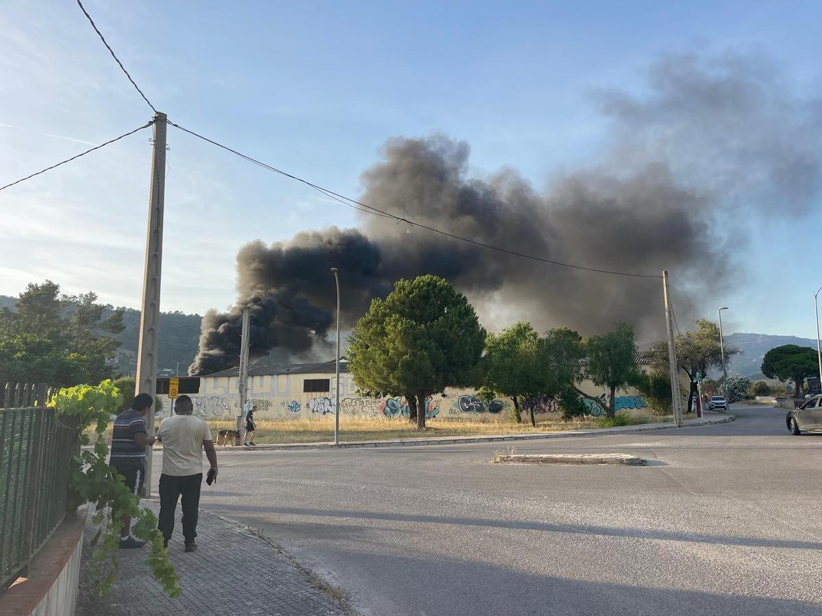 La intensa humareda que ha producido el fuego en una nave, en una imagen tomada desde la Avinguda Violetes.
