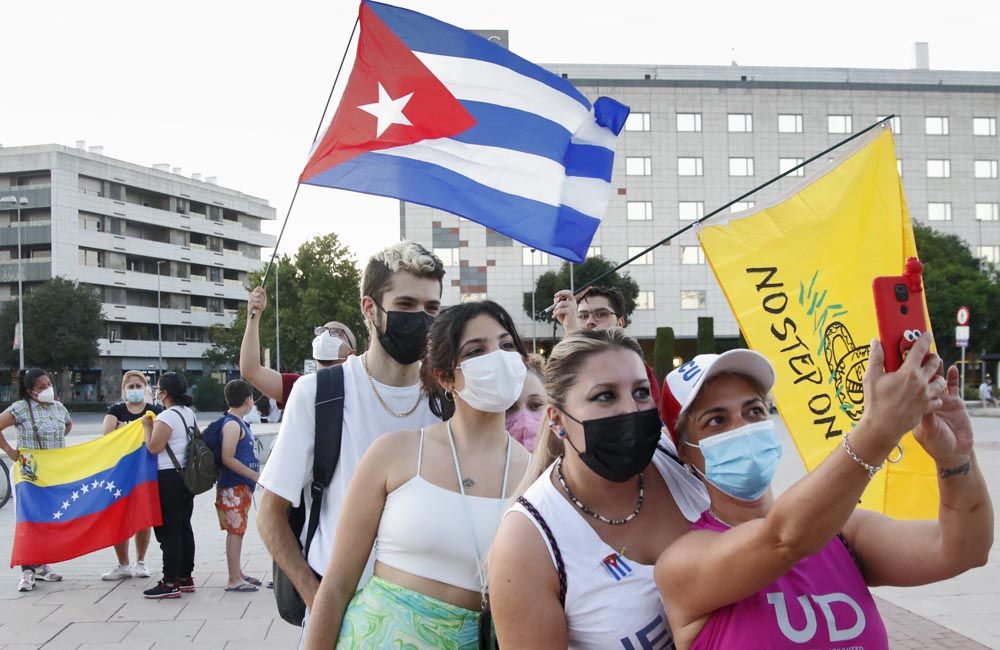 Decenas de cubanos en Córdoba denuncian el "maltrato a la gente" en su país