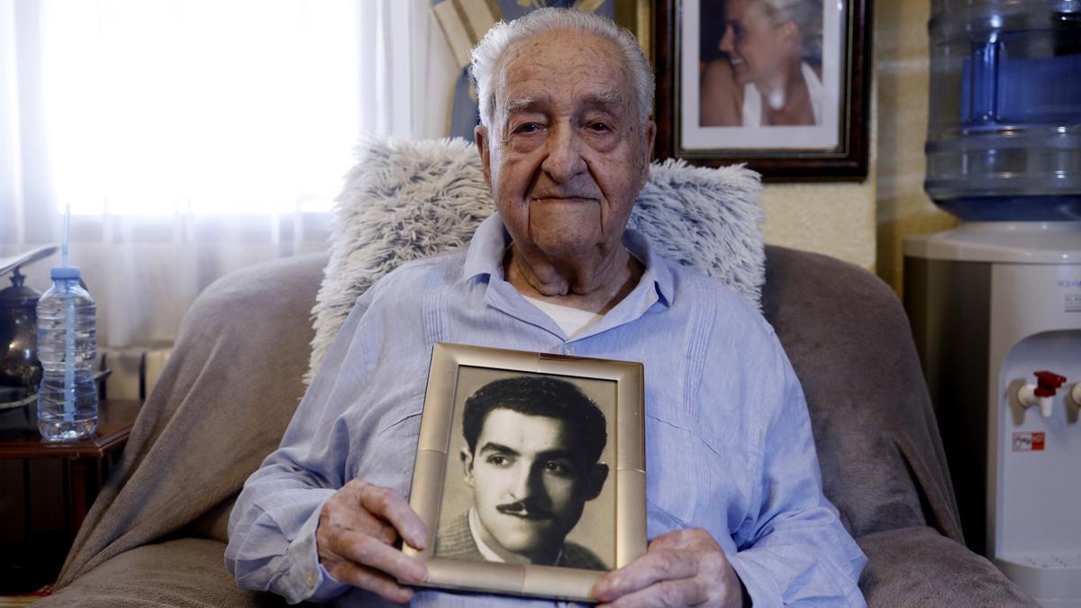 Juanjo Sánchez, con una fotografía de él mismo en su juventud.