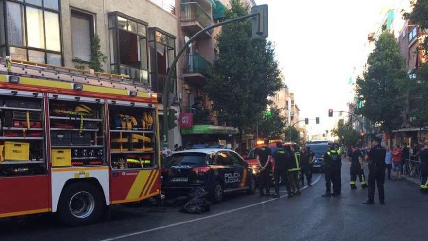 Bomberos y Policías ante el edificio del bufete, tras descubrirse los cadáveres.  // Emergencias de Madrid