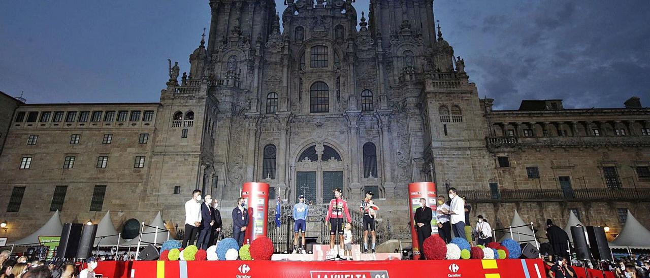 Imagen del podio final de la Vuelta, con el mallorquín Enric Mas, ante la imponente Catedral de Santiago.