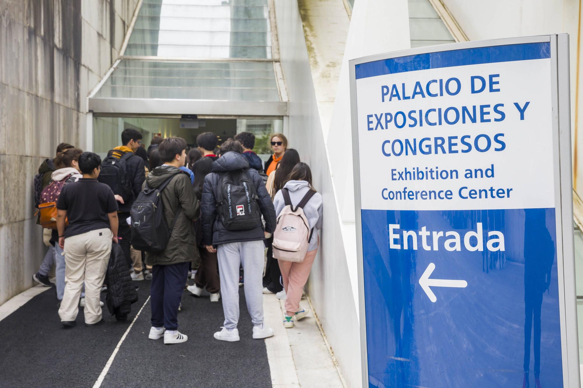 EN IMÁGENES: Así fue la conferencia de la jefa de la Policía Científica de Asturias ante centenares de escolares 

