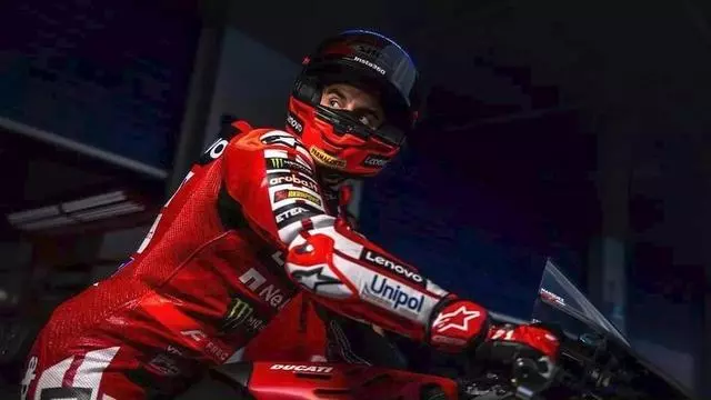 Márquez reveló su operación a su equipo en una emotiva charla: "Estoy pilotando con un brazo y medio"