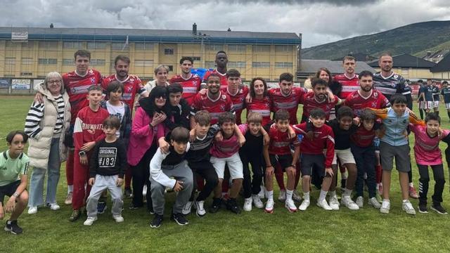 La familia del CD Barco celebra el Día de la Madre en un partido muy especial.  | |  CENTRO DEPORTES BARCO