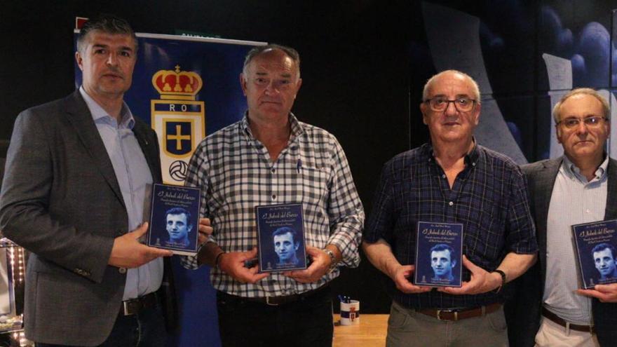 Por la izquierda, César Martín, José Ángel Muñiz Mangas, Marianín y Miguel Sanz, ayer en la tienda del Oviedo en Caveda. | Zai Semeyes