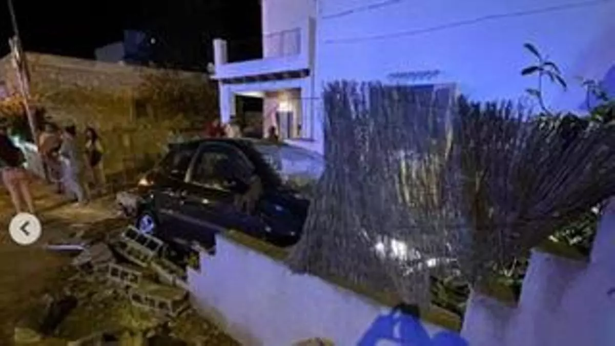 Un coche se empotra contra una casa tras un accidente múltiple en Ibiza