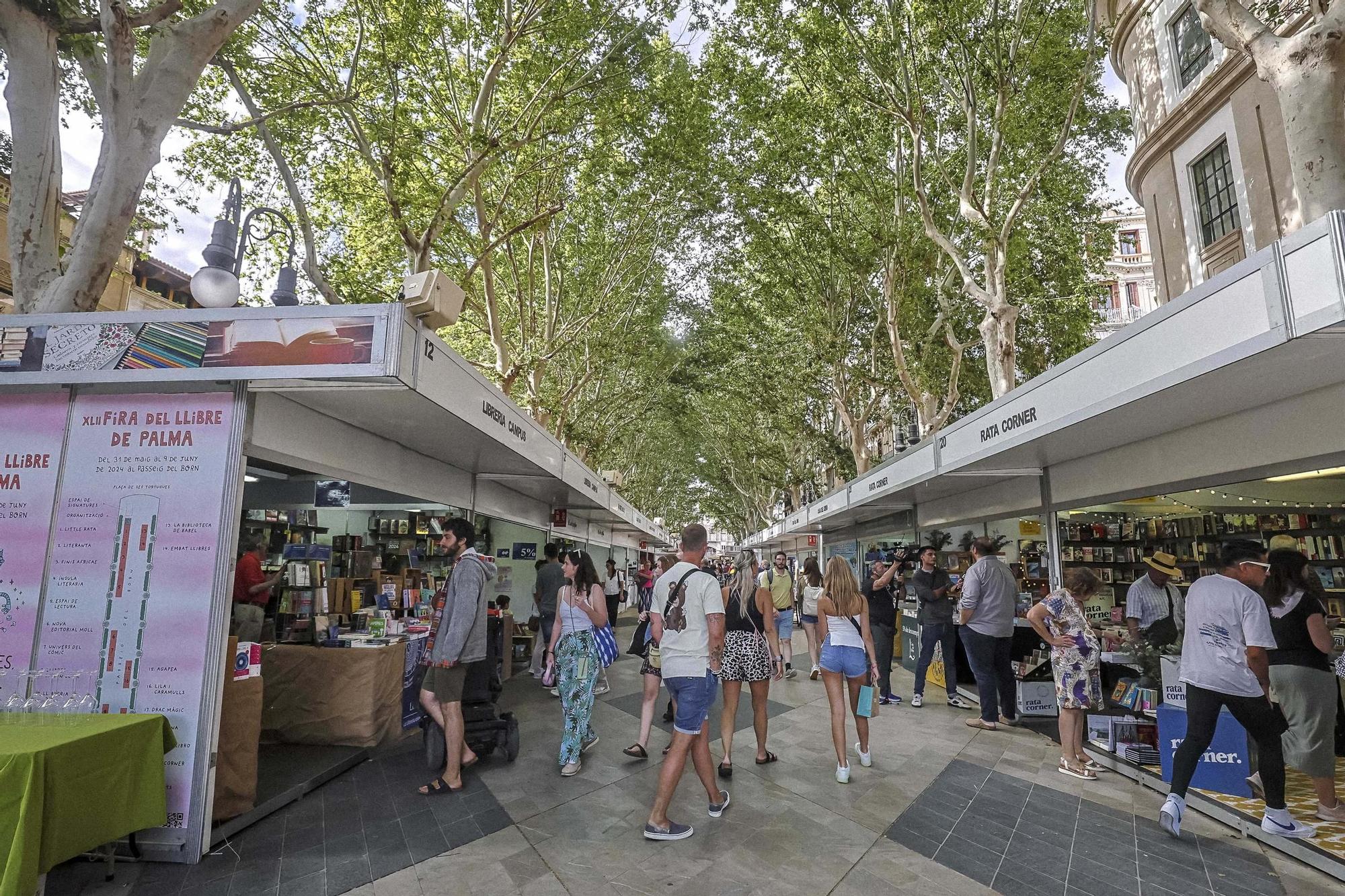 Las palabras de Lucia Pietrelli y la música de Joan Miquel Oliver abren la 42 Fira del Llibre de Palma