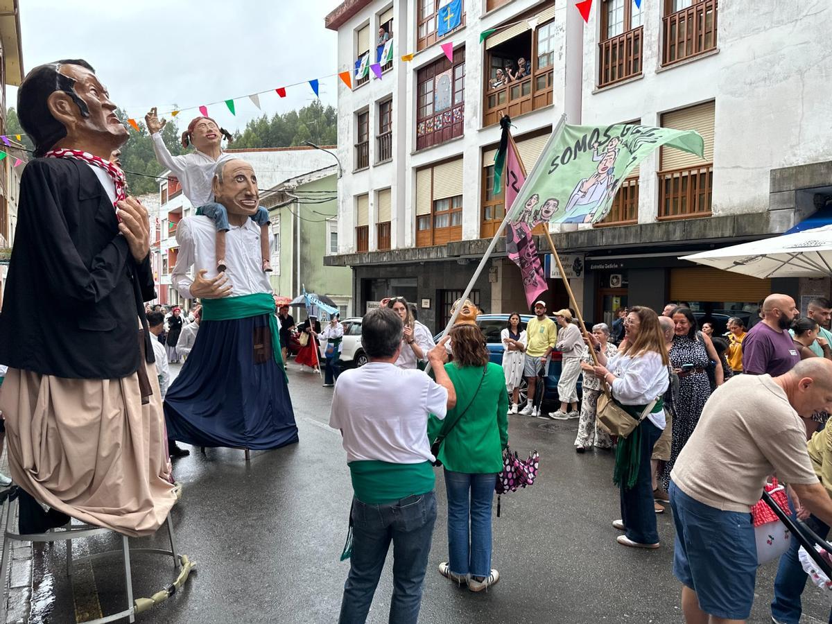 El desfile más esperado en Cudillero: gaitas, bailes 'pixuatus' y gigantes y cabezudos de Murcia